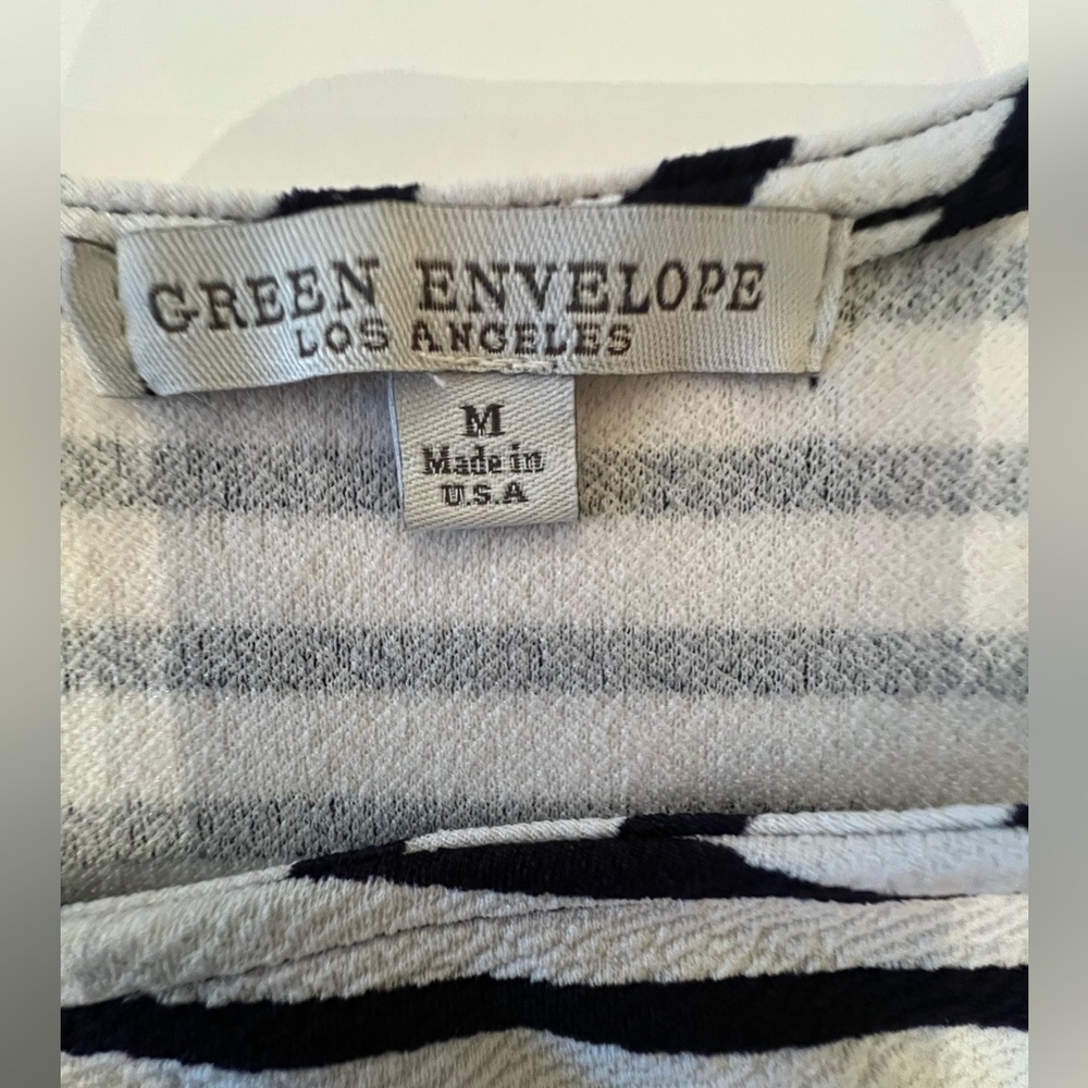 GREEN ENVELOPE BELL RUFFLED SLEEVE BLACK & WHITE STRIP TOP. SIZE. MEDIUM - Picture 6 of 6